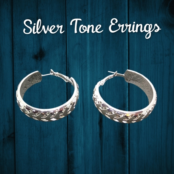 Jewelry - RESERVED FOR L 🔴15/$25. Silver Tone Pierced Fashion Earrings